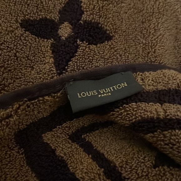 Louis Vuitton unisex logo monogram beach towel NWB - Picture 4 of 7